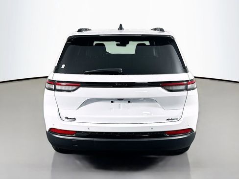 New 2025 Jeep Grand Cherokee Altitude image 6