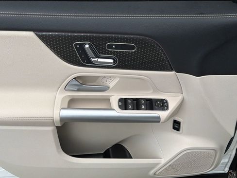 Used 2025 Mercedes-Benz GLA 250 4MATIC image 3