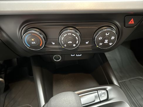 Used 2024 Chevrolet Trax RS w/ Driver Confidence Package FWD image 29