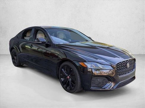 Used 2022 Jaguar XF SE RWD image 3