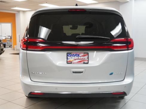 Used 2024 Chrysler Pacifica Limited FWD image 10