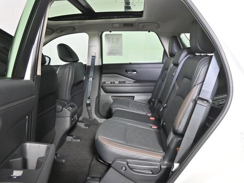 Used 2024 Nissan Pathfinder Platinum w/ Black Appearance Package AWD/4WD image 19