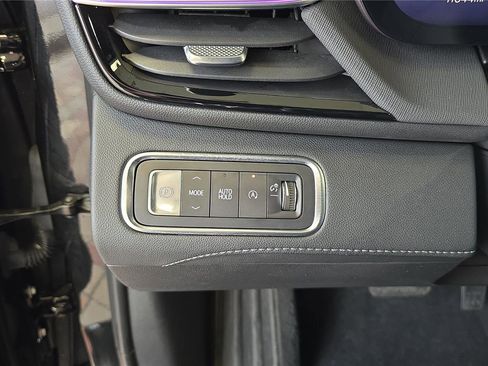 Used 2025 Buick Enclave Sport Touring image 22