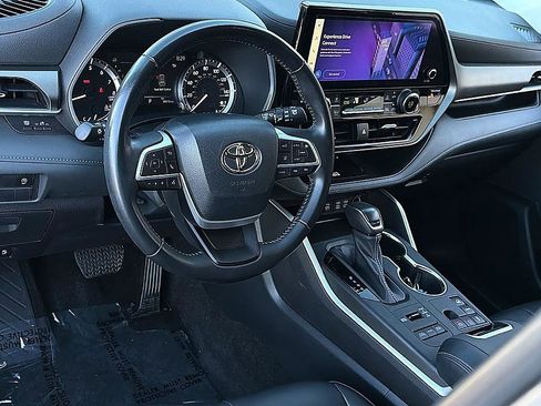 Used 2023 Toyota Highlander XLE AWD/4WD image 7