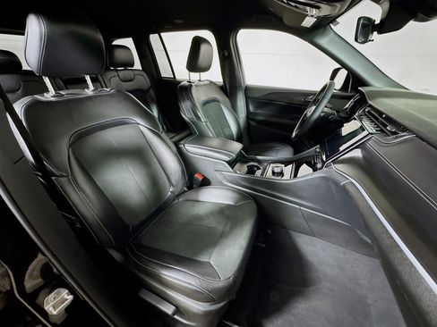 Used 2025 Jeep Grand Cherokee Altitude image 26