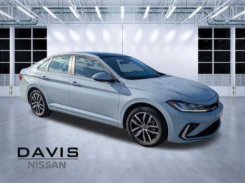 Used 2025 Volkswagen Jetta SE w/ Sunroof Package FWD image 1