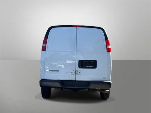 Used 2017 Chevrolet Express 3500 image 18