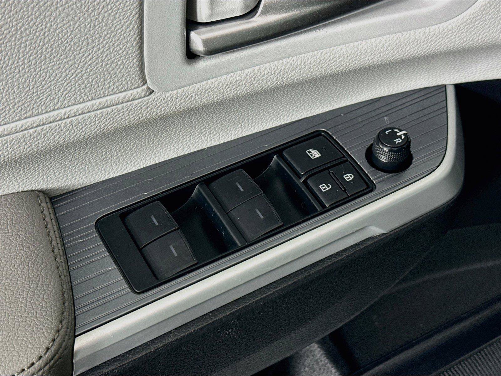 Certified 2025 Toyota Sienna XLE FWD image 29