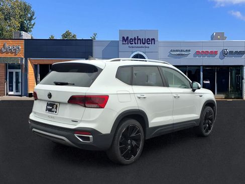 Used 2023 Volkswagen Taos SE w/ Panoramic Sunroof Package AWD/4WD image 5