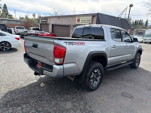 Used 2017 Toyota Tacoma TRD Off-Road w/ Premium & Technology Package AWD/4WD image 9