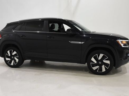 Used 2025 Volkswagen Atlas Cross Sport SE FWD image 3