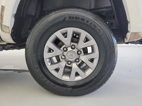 Used 2018 Toyota Tacoma SR5 RWD image 11