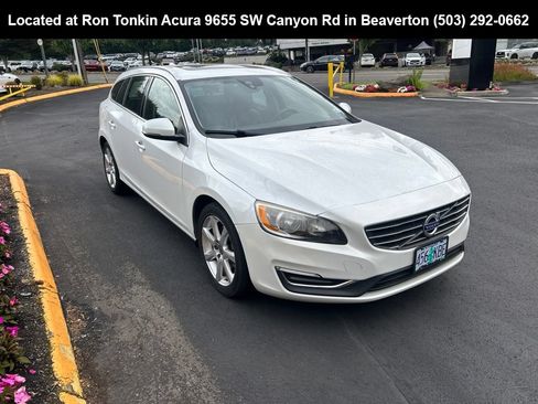 Used 2016 Volvo V60 T5 Premier FWD image 1