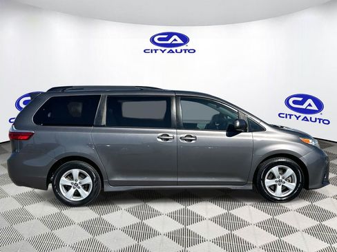 Used 2019 Toyota Sienna LE image 2