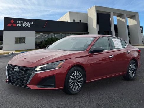 Used 2024 Nissan Altima 2.5 SV FWD image 1