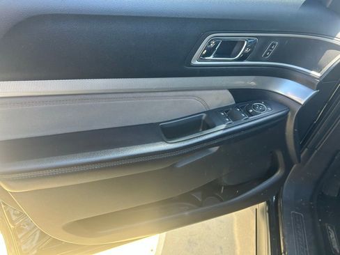 Used 2017 Ford Explorer XLT w/ Equipment Group 202A image 9