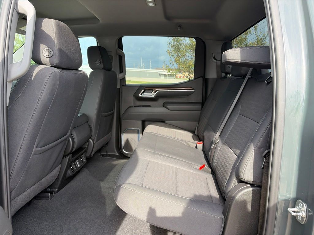 Used 2025 Chevrolet Silverado 1500 LT AWD/4WD image 36
