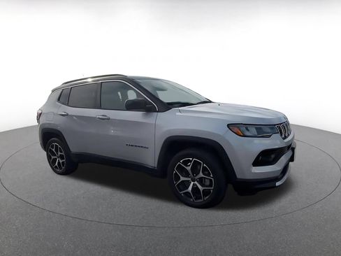 Used 2025 Jeep Compass Limited AWD/4WD image 2
