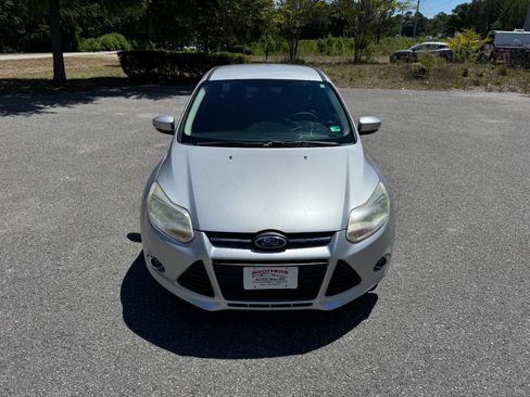 Used 2014 Ford Focus SE w/ Equipment Group 201A FWD image 2