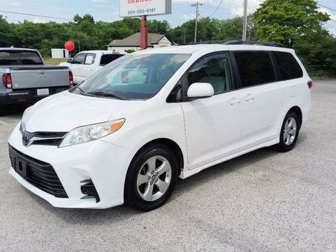Used 2018 Toyota Sienna LE FWD image 1