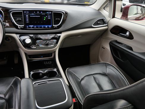 Used 2021 Chrysler Pacifica Limited w/ Uconnect Theater Family Group FWD image 11