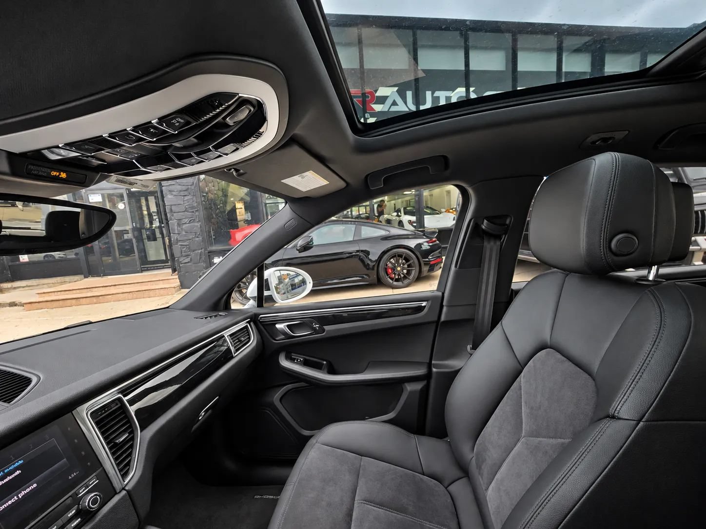 Used 2017 Porsche Macan AWD/4WD image 57