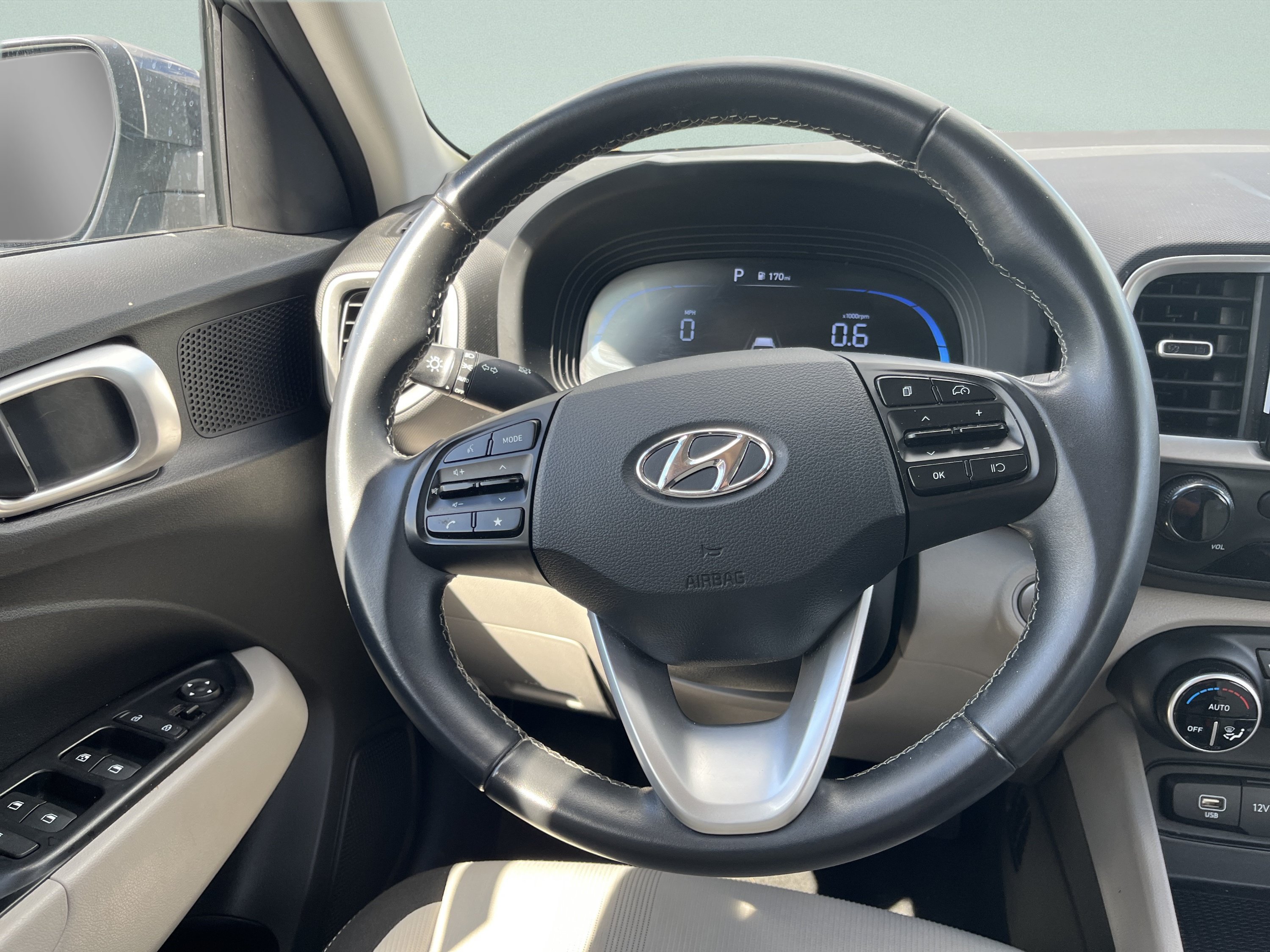 Used 2025 Hyundai Venue SEL FWD image 25