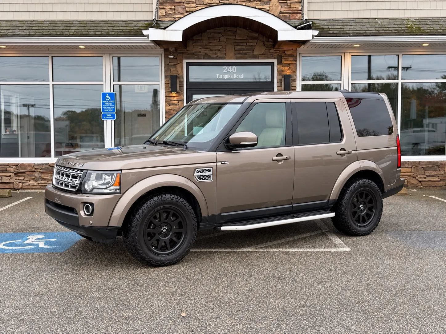 Used 2015 Land Rover LR4 HSE LUX AWD/4WD image 3