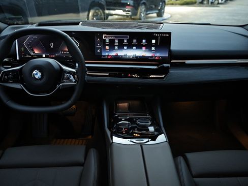 Used 2026 BMW 530i w/ Premium Package RWD image 28