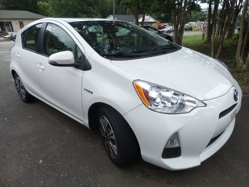 Used 2013 Toyota Prius C One FWD image 9
