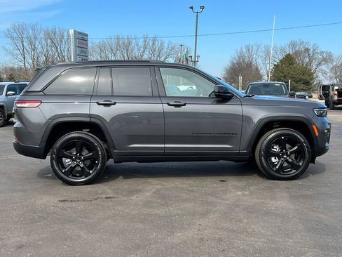 Used 2025 Jeep Grand Cherokee Limited w/ Black Appearance Package image 49