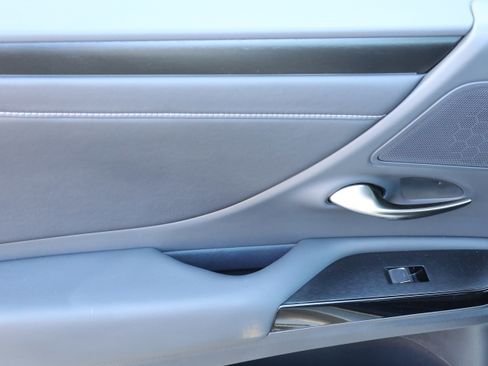 Used 2025 Lexus ES 300h w/ Luxury Package image 34