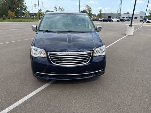 Used 2016 Chrysler Town & Country Touring-L FWD image 2