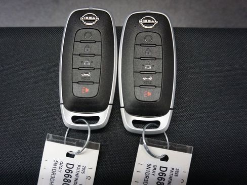 Used 2025 Nissan Pathfinder Platinum image 21