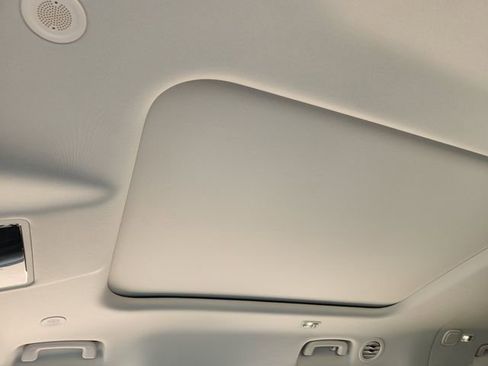 New 2025 Land Rover Defender 130 X-Dynamic SE image 18