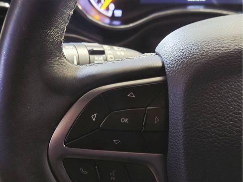 Used 2019 Jeep Grand Cherokee Overland AWD/4WD image 13