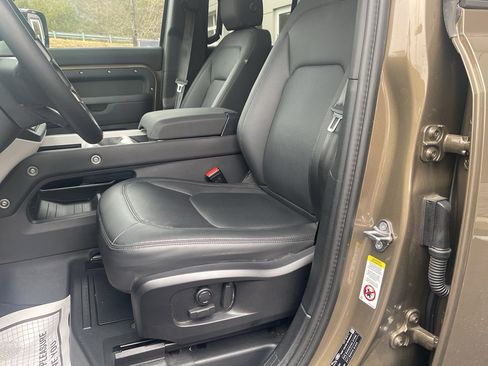 Used 2025 Land Rover Defender 110 X-Dynamic SE image 10