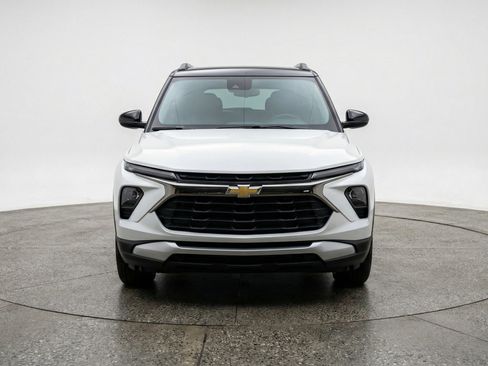 Used 2025 Chevrolet TrailBlazer LT image 2