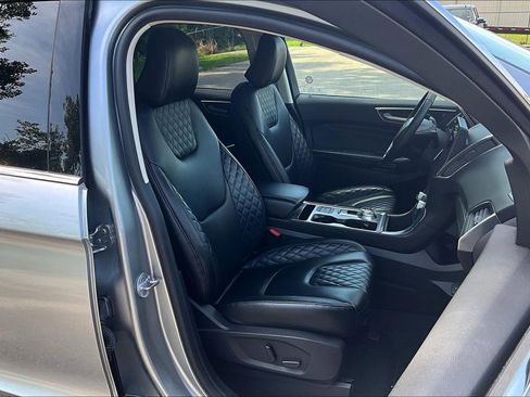 Used 2024 Ford Edge Titanium image 10