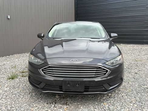 Used 2018 Ford Fusion SE w/ Fusion SE Technology Package FWD image 2