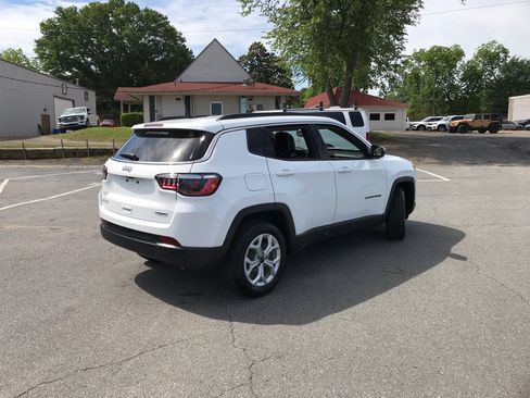 Used 2025 Jeep Compass Latitude AWD/4WD image 5