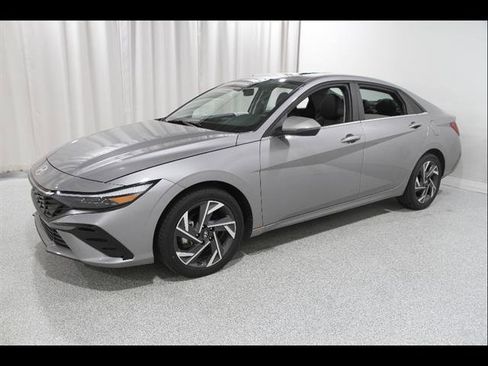 Used 2025 Hyundai Elantra Limited image 3