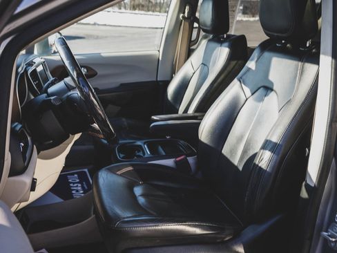 Used 2019 Chrysler Pacifica Touring-L image 22