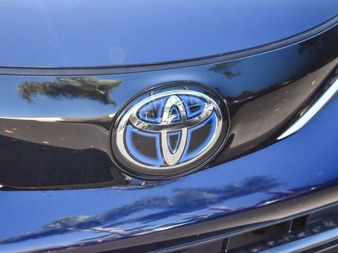 Used 2023 Toyota Sienna Limited image 10