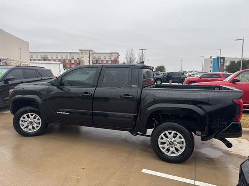 Used 2025 Toyota Tacoma SR5 image 4