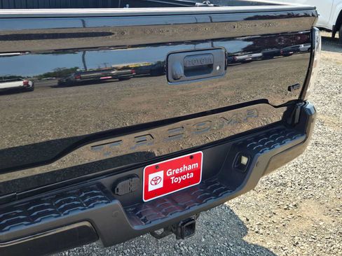 Used 2022 Toyota Tacoma TRD Off-Road w/ Technology Package AWD/4WD image 17