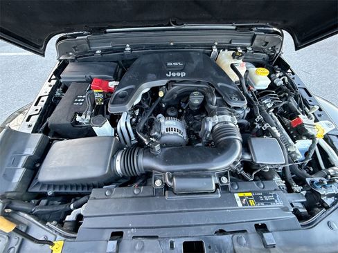 Used 2019 Jeep Wrangler Unlimited Sahara w/ Uconnect 4C Nav & Sound Group image 17