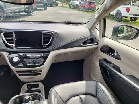 Used 2023 Chrysler Pacifica Touring-L FWD image 15