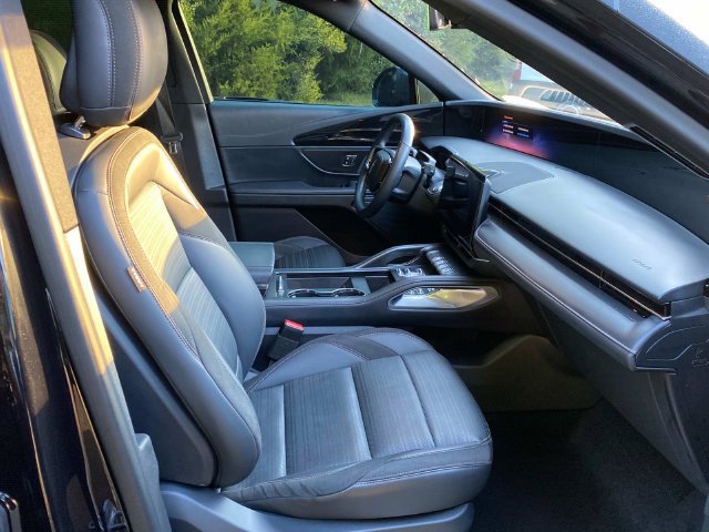 Certified 2025 Lincoln Nautilus Reserve w/ Jet Appearance Package AWD/4WD image 36