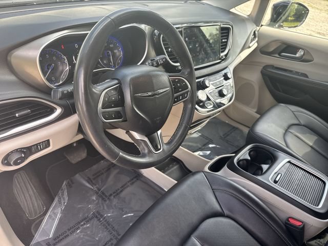Used 2024 Chrysler Pacifica Touring-L FWD image 11